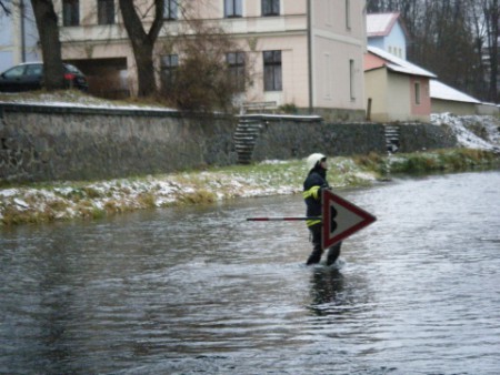 Technická pomoc - Častolovice - vytažení dopravních značek z řeky Bělá